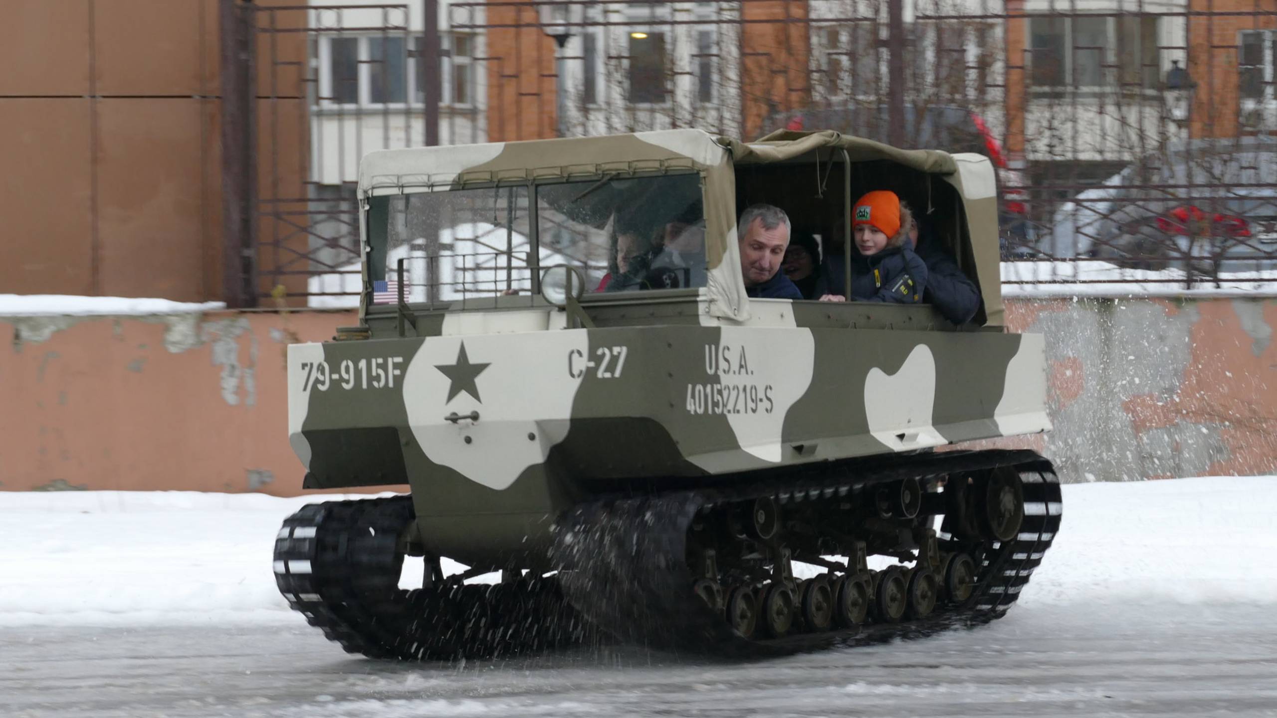 Дрифт на снегоболотоходе M29C Weasel, выставка 