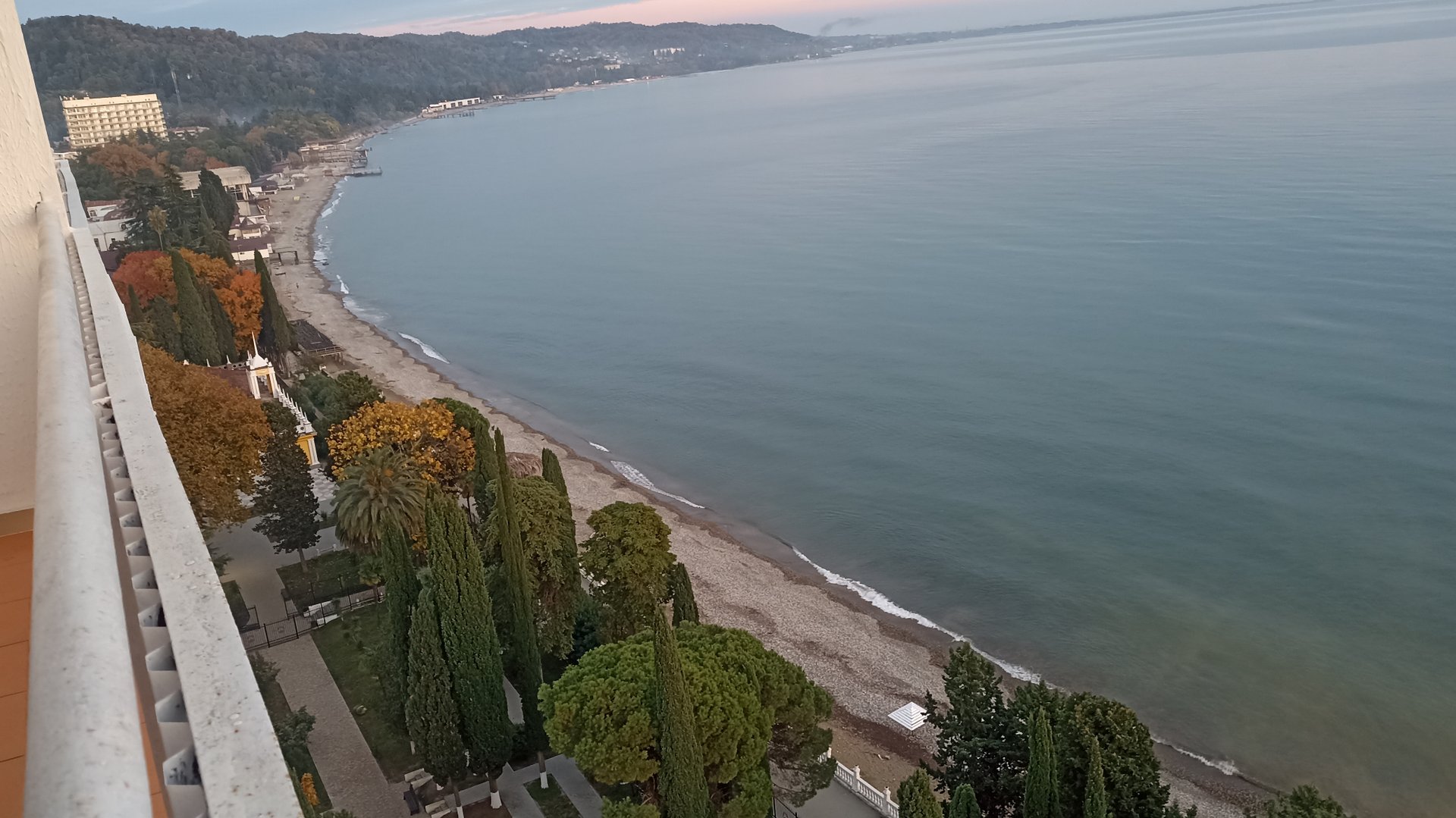 27. Снова на зиму в Абхазию. День 27, 2.11.2024. Закат и ночной Сухум смотреть онлайн