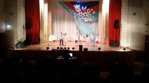 Коллектив Фантазия   младшая группа   в зеркало смотрится маленькая модница