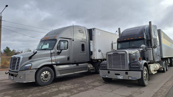 Freightliner Classic 132 - Freightliner Cascadia) Detroit Diesel 14 L