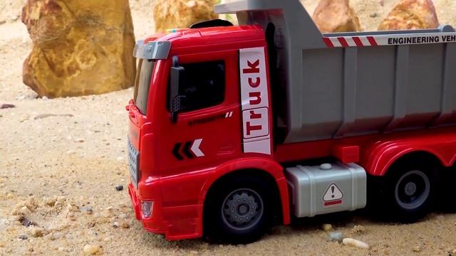 История игрушечных машинок Диснея под песком | Коллекция полицейских машин и игрушечных танков смотреть онлайн