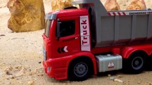 История игрушечных машинок Диснея под песком | Коллекция полицейских машин и игрушечных танков