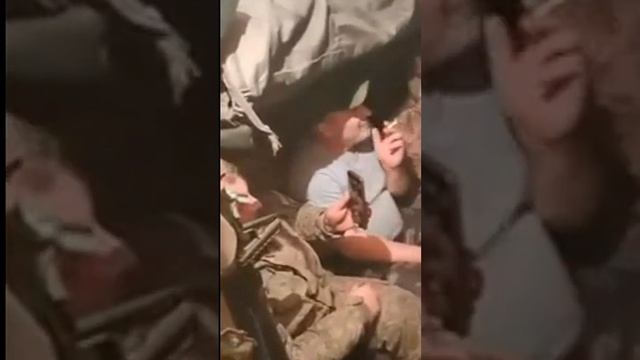 Боец ВС РФ исполняет песню ГЕРОЙ #Shorts смотреть онлайн