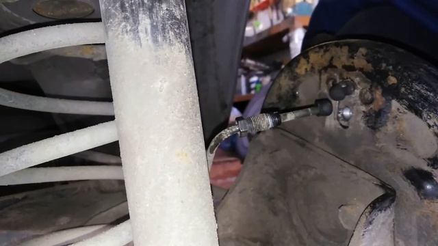 KIA RIO JB. Замена заднего тормозного цилиндра Удаление кромки в тормозном диске. смотреть онлайн