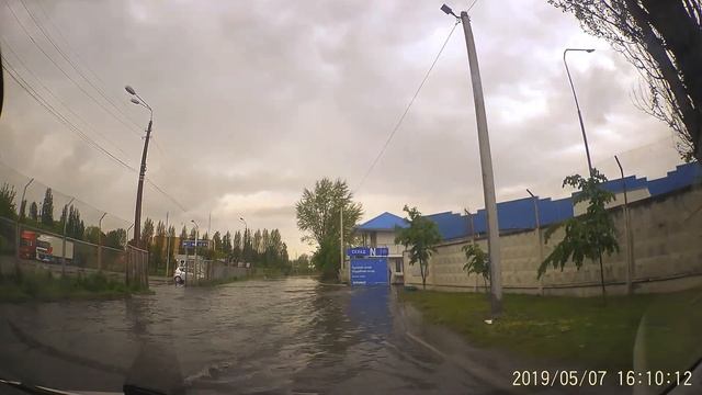 Заливает дождем: не еду, а плыву:) смотреть онлайн