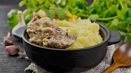 Тушеная печень с луком в сметанном соусе