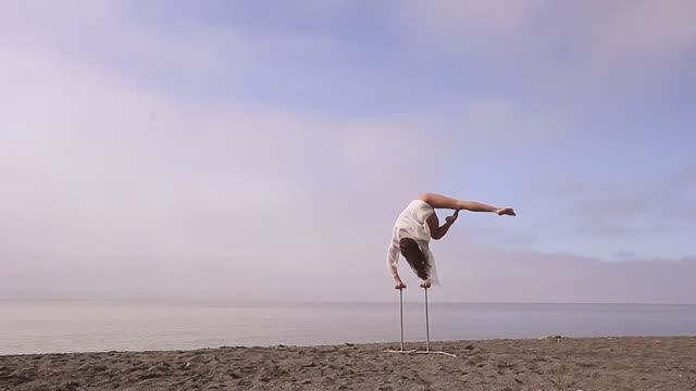 Эквилибристка на тростях