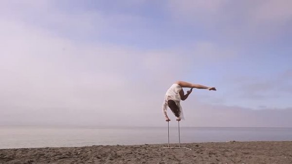 Эквилибристка на тростях