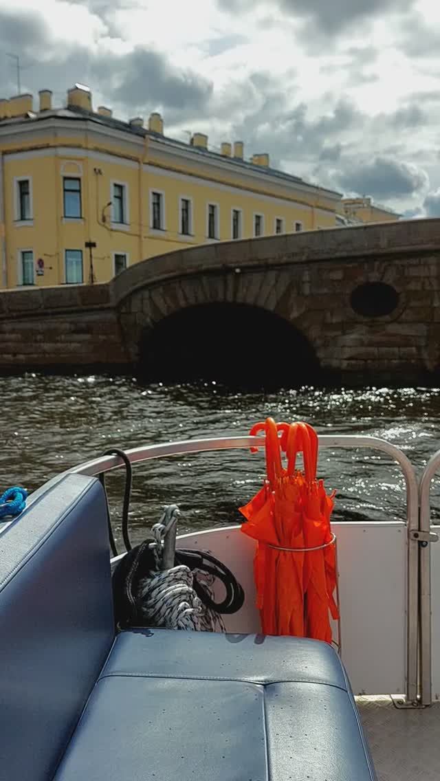По реке Фонтанке на катамаране, мимо Летнего дворца Петра I 👉 смотреть онлайн