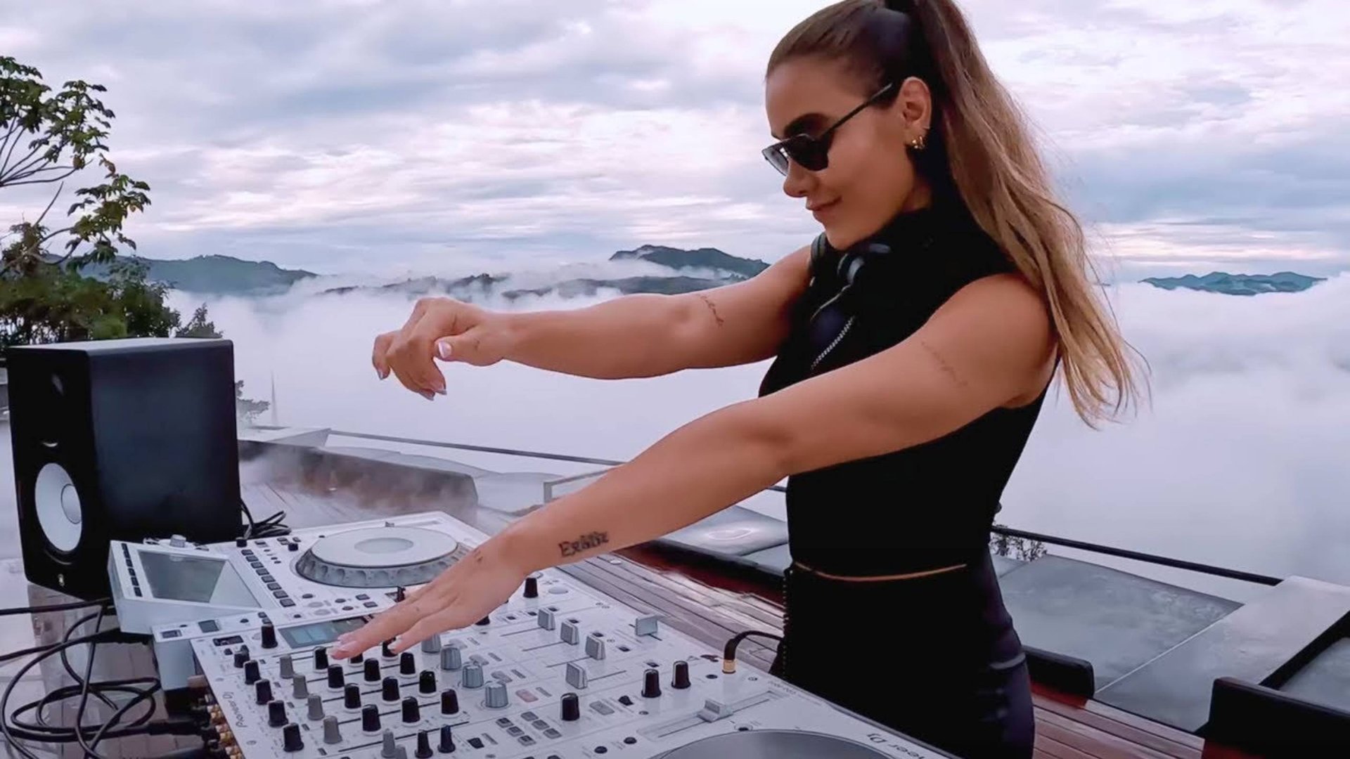 Gaia Music | SkyDream (Video Live Set) Tech House смотреть онлайн