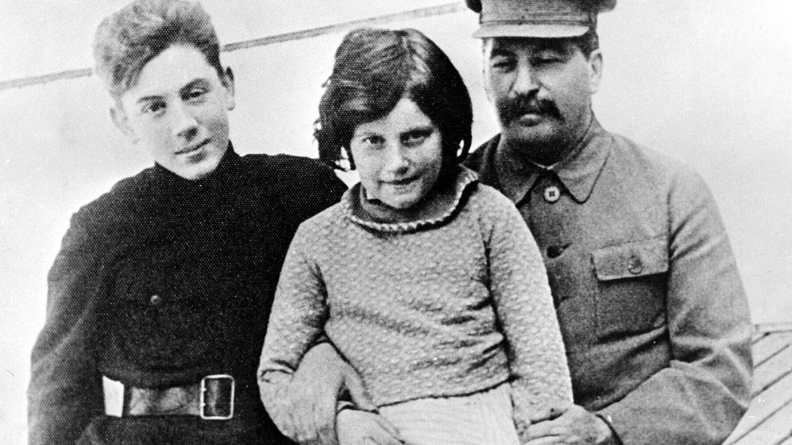 Сталин родной_Слова О. Колычева. Музыка С. Туликова смотреть онлайн