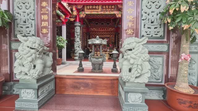 Китай, Сямен (Xiamen), Jul 2024, Huzaishan West Road, Two Small Temple, Short смотреть онлайн