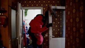 Орангутан Дана одевается и уезжает к себе в квартиру :)