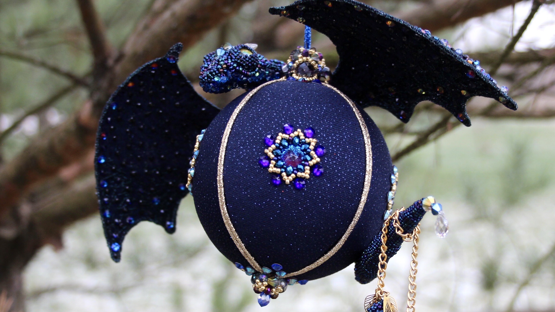 Шикарный елочный шар из пенопласта мастер класс DIY новогодняя игрушка с драконом из бисера смотреть онлайн