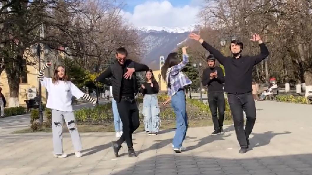 Девушки Танцуют Супер Гогия Чеченская Лезгинка 2024 ALISHKA Gogia Lezginka Chechen Dance Zaqatala смотреть онлайн