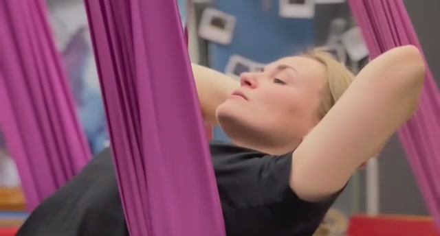 Йога в гамаках для взрослых (аэройога, растяжка на полотнах) смотреть онлайн