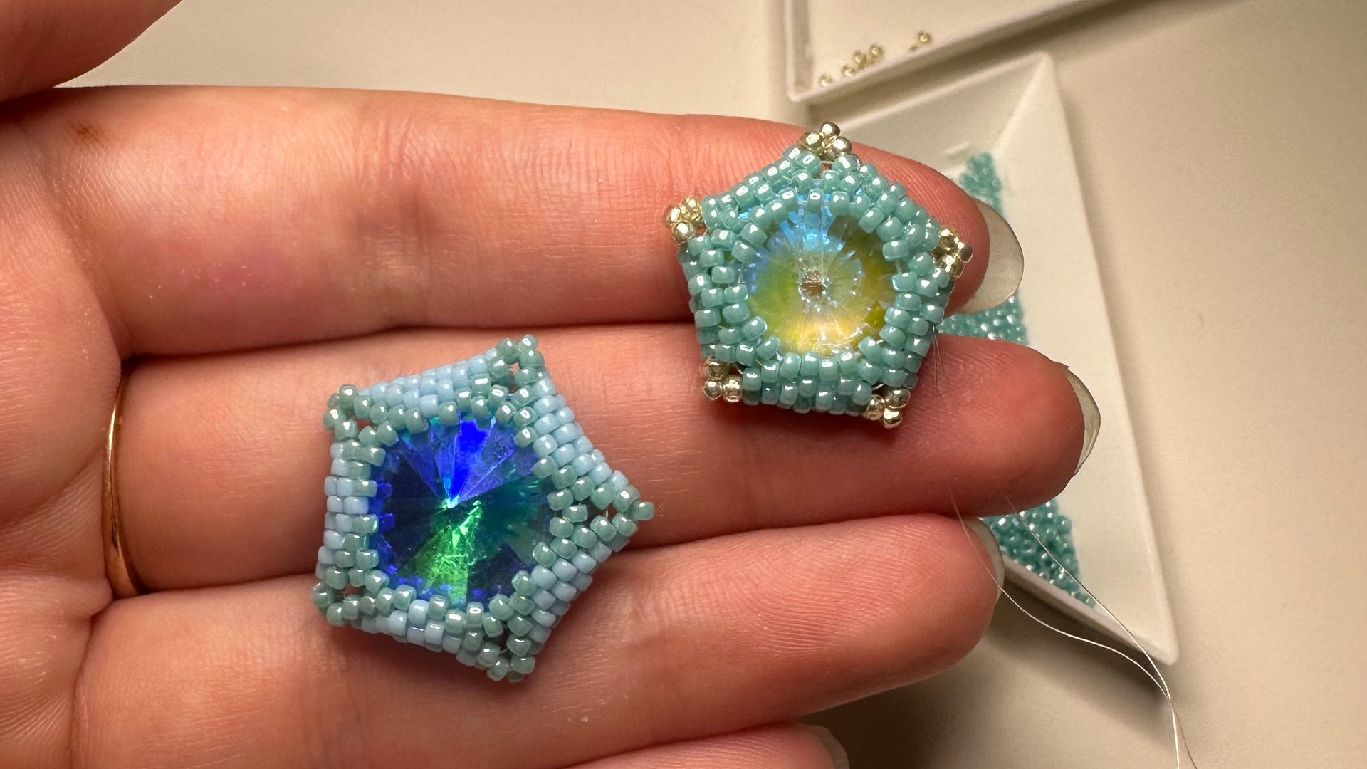 Оплетение риволи 14 мм в форме звезды бисером 15 размера мастер-класс МК видео-уроки смотреть онлайн