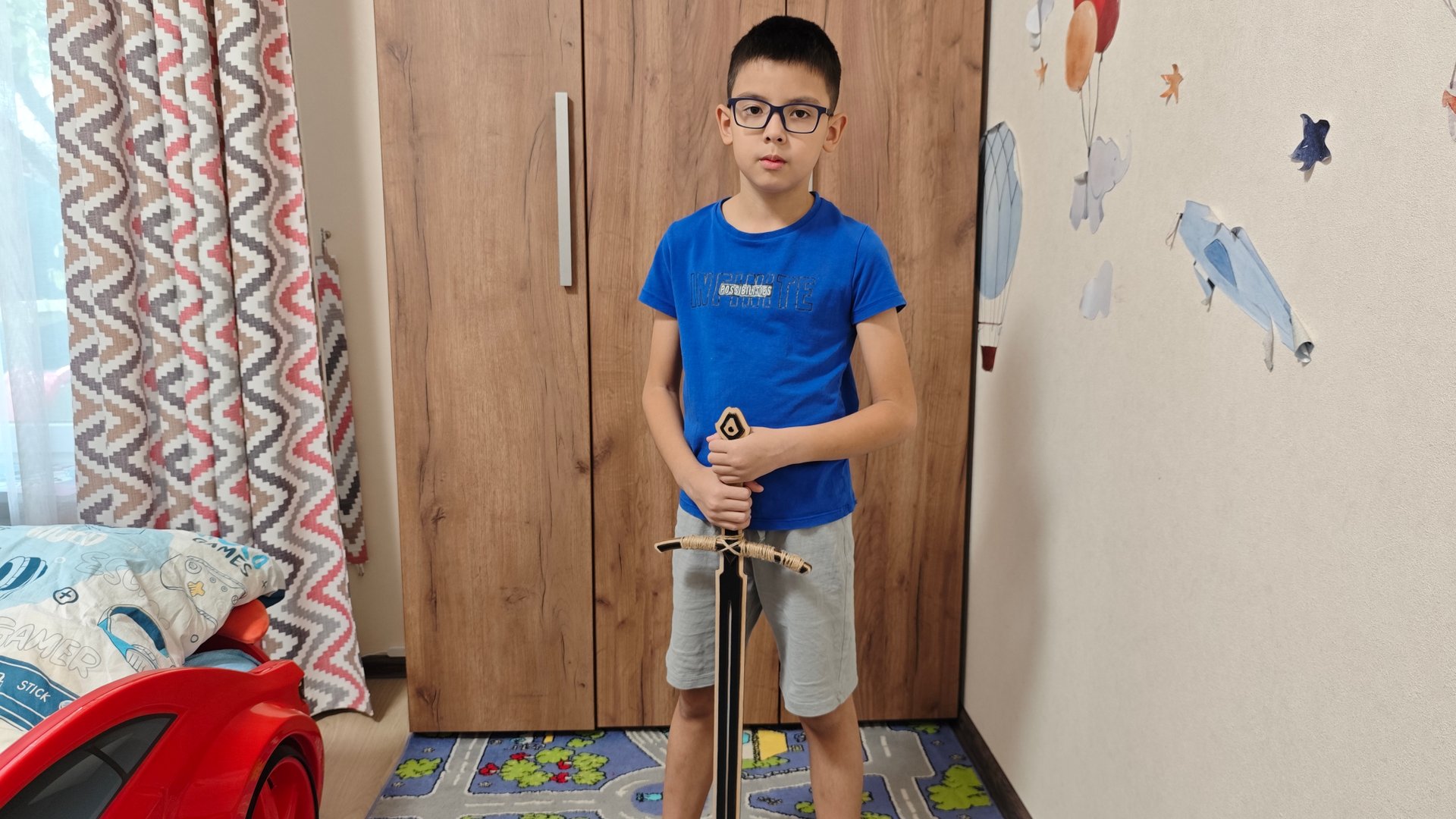 Артём хвастается коллекцией оружия смотреть онлайн