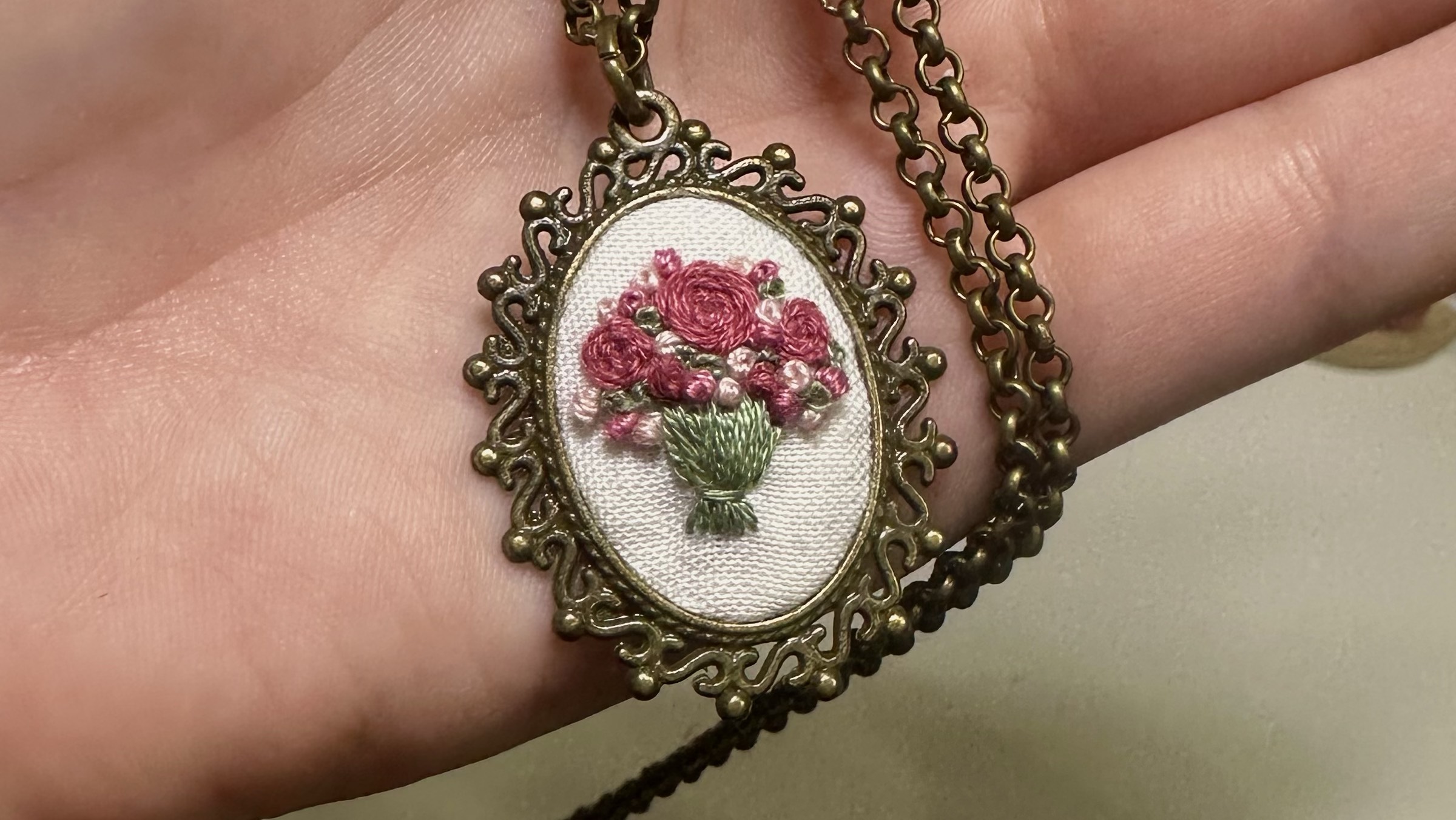 Мастер-класс по созданию винтажного кулона подвески с вышитым букетом роз Видео-уроки МК смотреть онлайн
