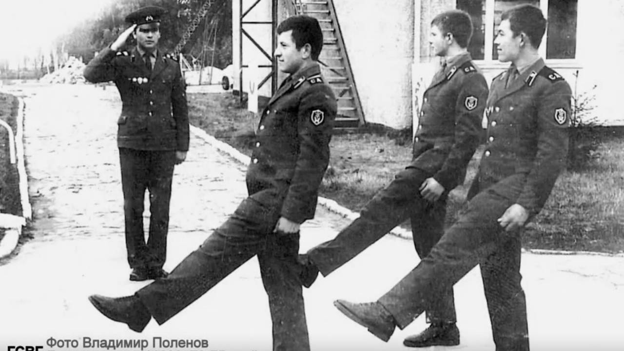 Равняйсь...! Смирно...! Или... - незабываемые мгновения из солдатских будней... (2) смотреть онлайн