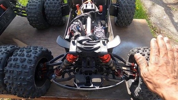 Arrma Outcast 8s vs Kraton 8s EXB Rant