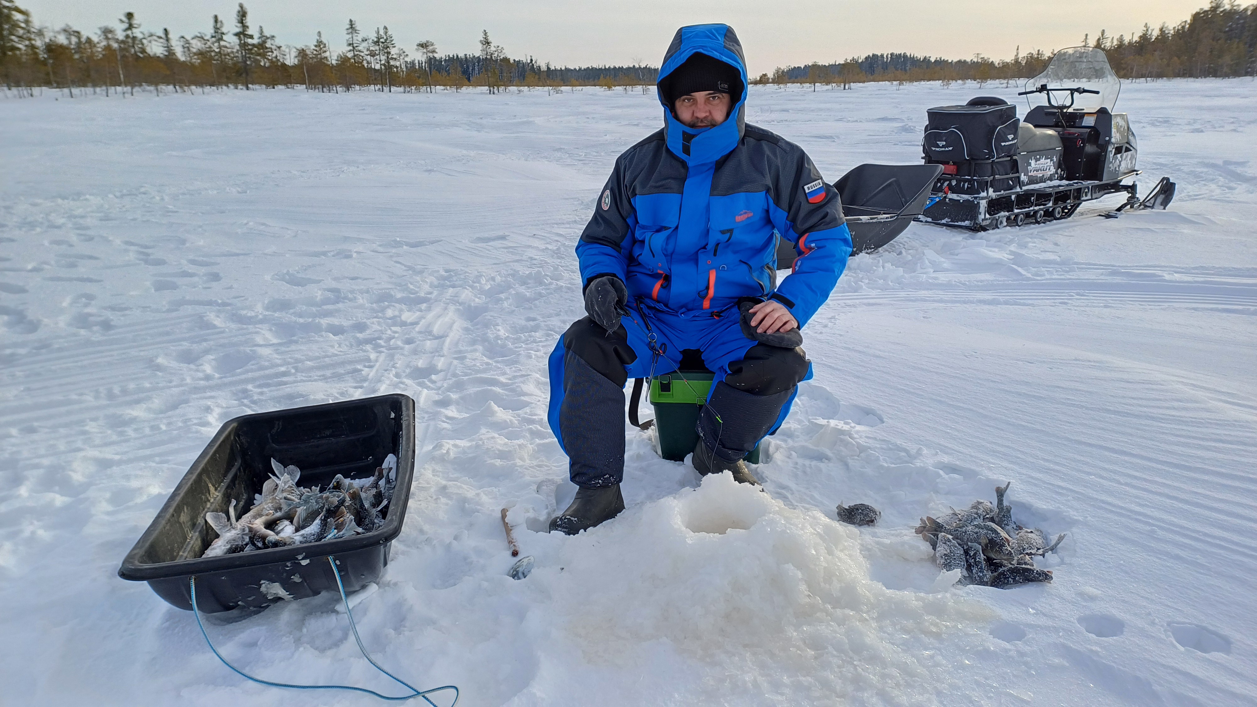 Рыбалка на чёрном озере в Хмао.