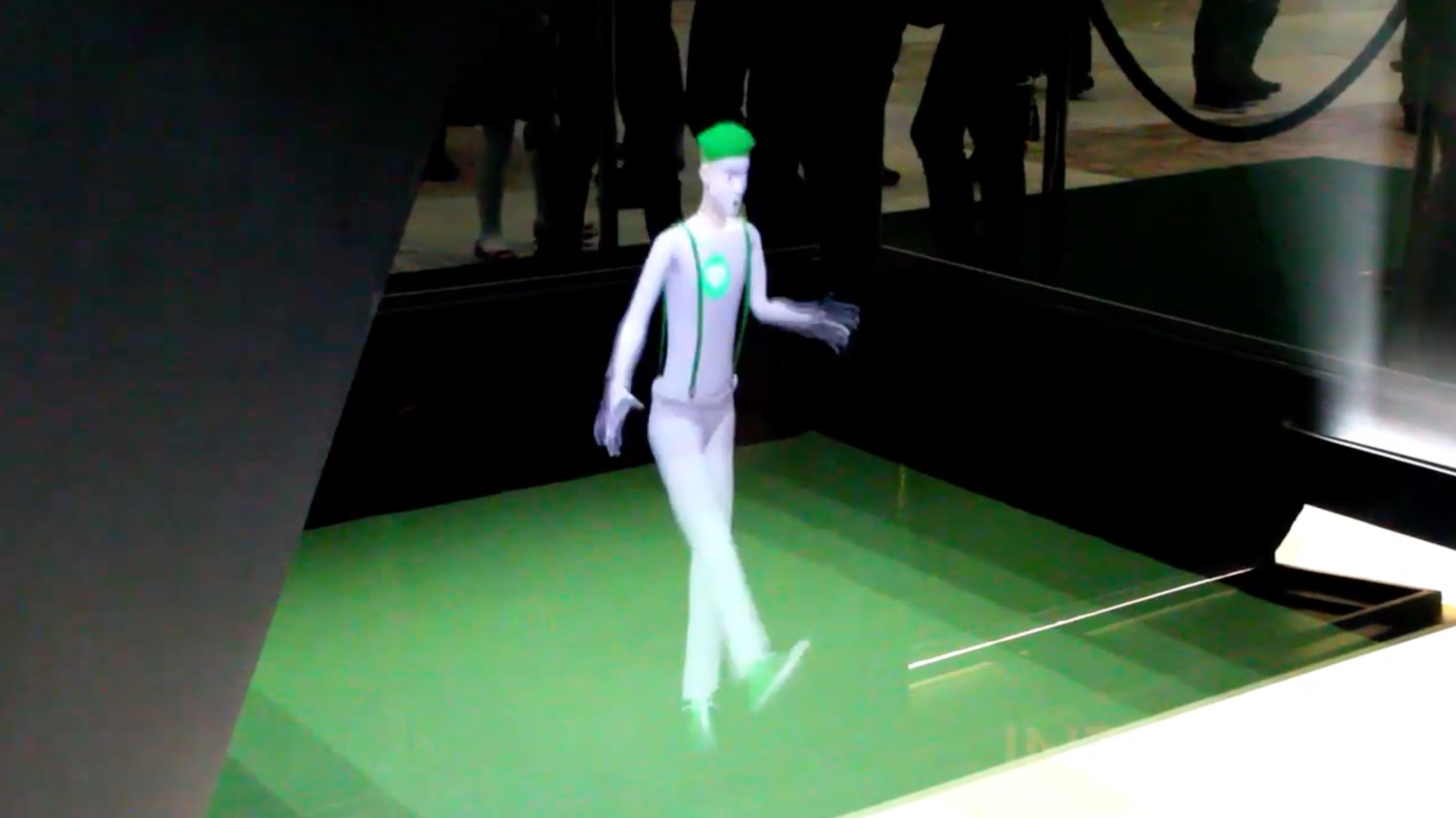 Интерактивная голографическая пирамида // Interactive Holographic Pyramid