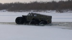 Хищник с доп  колесами на воде
