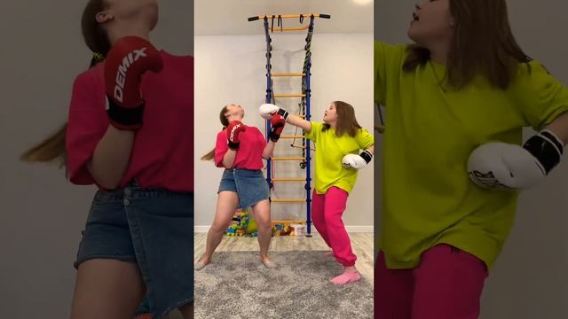 Battle Mom and Lera #shorts #humor смотреть онлайн