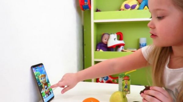 Lera plays with a talking cat in the game Talking Ginger