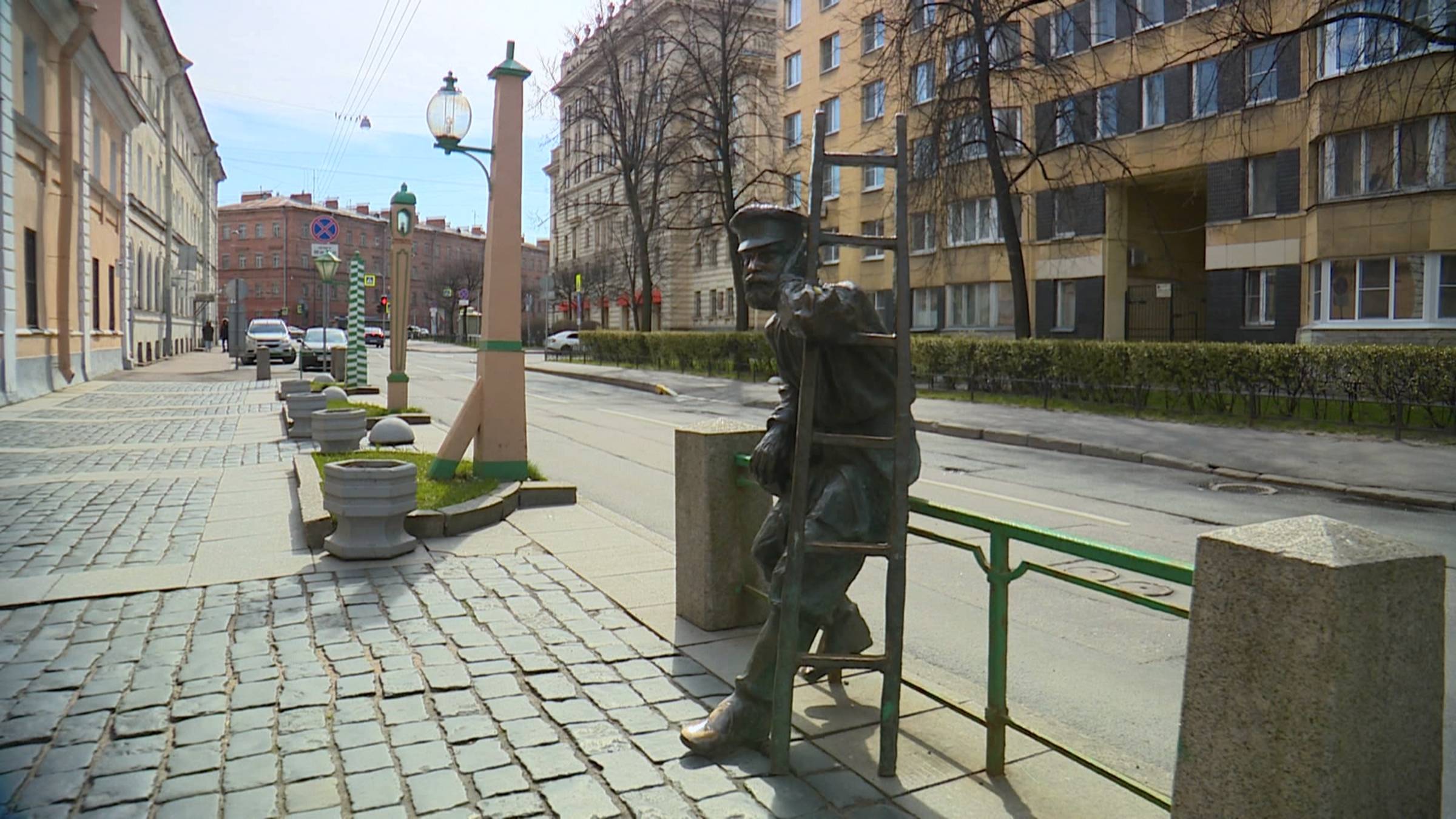 Памятники представителям разных профессий в Петербурге