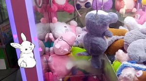 Достаем игрушки из автомата Хватайка.