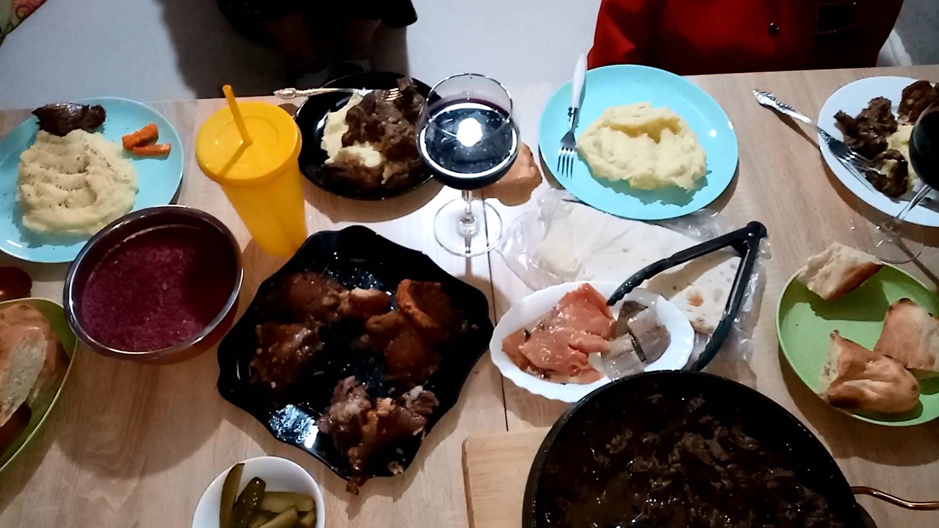 #29 УЖИН ДЛЯ СЕМЬИ/ ОДНА НА ХОЗЯЙСТВЕ/ ГОВЯДИНА В ЛУКОВОМ СОУСЕ/ РУЛЬКА ЗАПЕЧЁННАЯ В ДУХОВКЕ