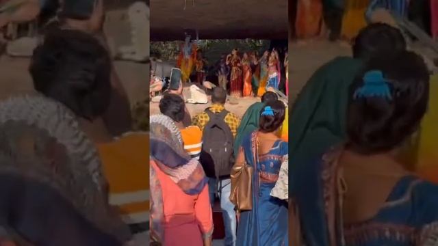 Кришна держит Землю мизинцем #путешествия #индия #travel #вриндаван #кришна смотреть онлайн