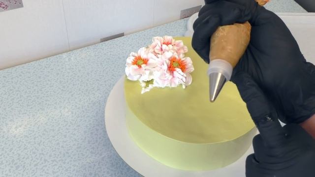 Торт с фантазийными цветами(крем БЗК).