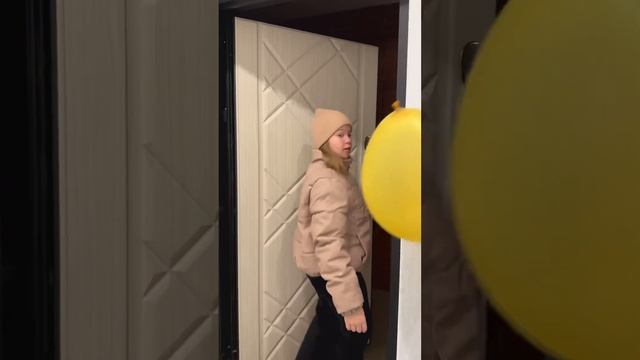 Balloon travels #shorts #funny смотреть онлайн