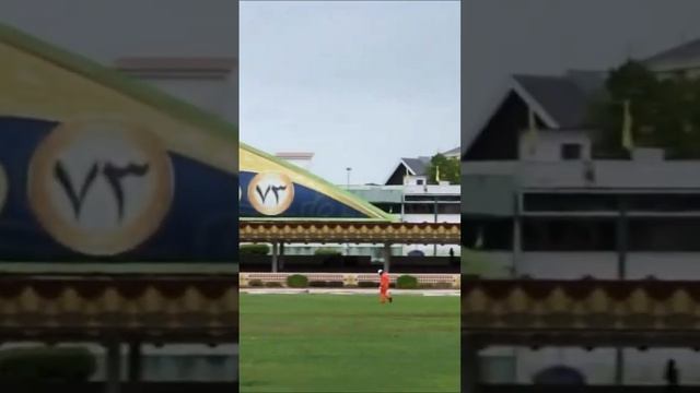 Портрет султана Брунея на стадионе #путешествия #travel #путешествия смотреть онлайн