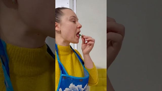 Mom is preparing dinner #shorts #humor #family #mom #joke #tiktok #lerochka смотреть онлайн