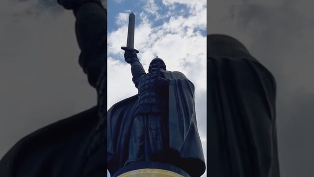 Памятник Илье Муромцу в Муроме #путешествия #travel #богатырь #муром смотреть онлайн