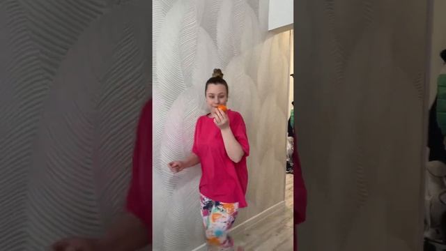 She stepped on a tangerine and squeezed out the juice #shorts #humor смотреть онлайн