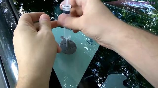Ремонт скола на лобовом стекле автомобиля