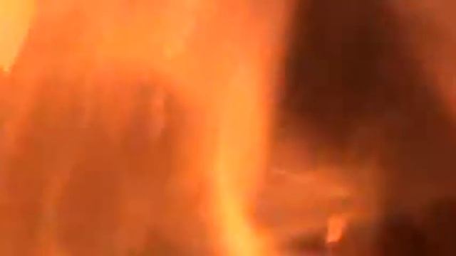 Костер с дров из вишни . Красивый огонь