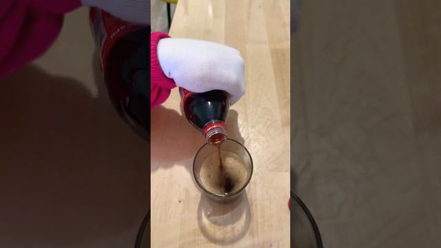 Lera tries to open the bottle with her foot #shorts #tiktok #mom # смотреть онлайн