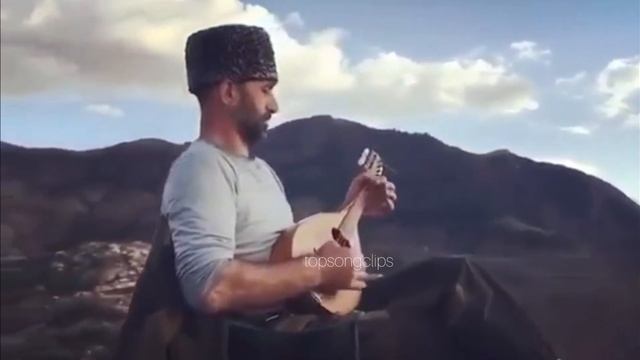 Красивая живая народная мелодия (на мандолине) на фоне Кавказских гор смотреть онлайн
