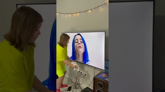 Something strange is happening #shorts #joke #magic #lerochka смотреть онлайн