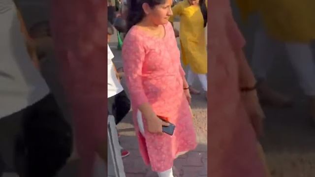 На входе в храм Кришны отобрали сигареты #путешествия #индия #travel #кришна #вриндаван смотреть онлайн