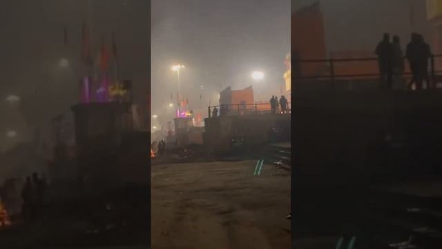 Погребальные костры Варанаси вечером #шива #колесосансары #варанаси #индия #путешествия #ганг смотреть онлайн