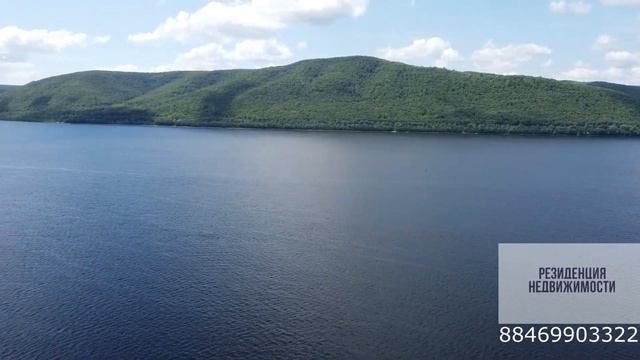 Дом на берегу Волги с видом на горы