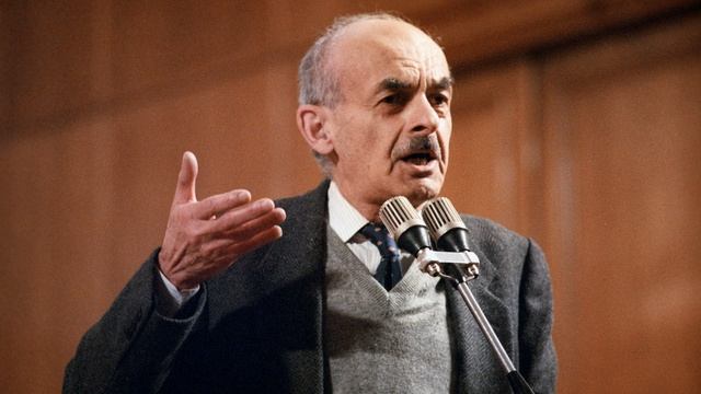 Булат Окуджава - «Нам нужна одна победа» («Здесь птицы не поют» или «Десятый наш десантный батальон» смотреть онлайн