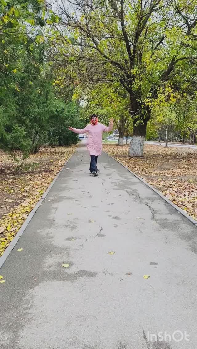 Падают листья 🍁 #осень #крым #прогулка смотреть онлайн